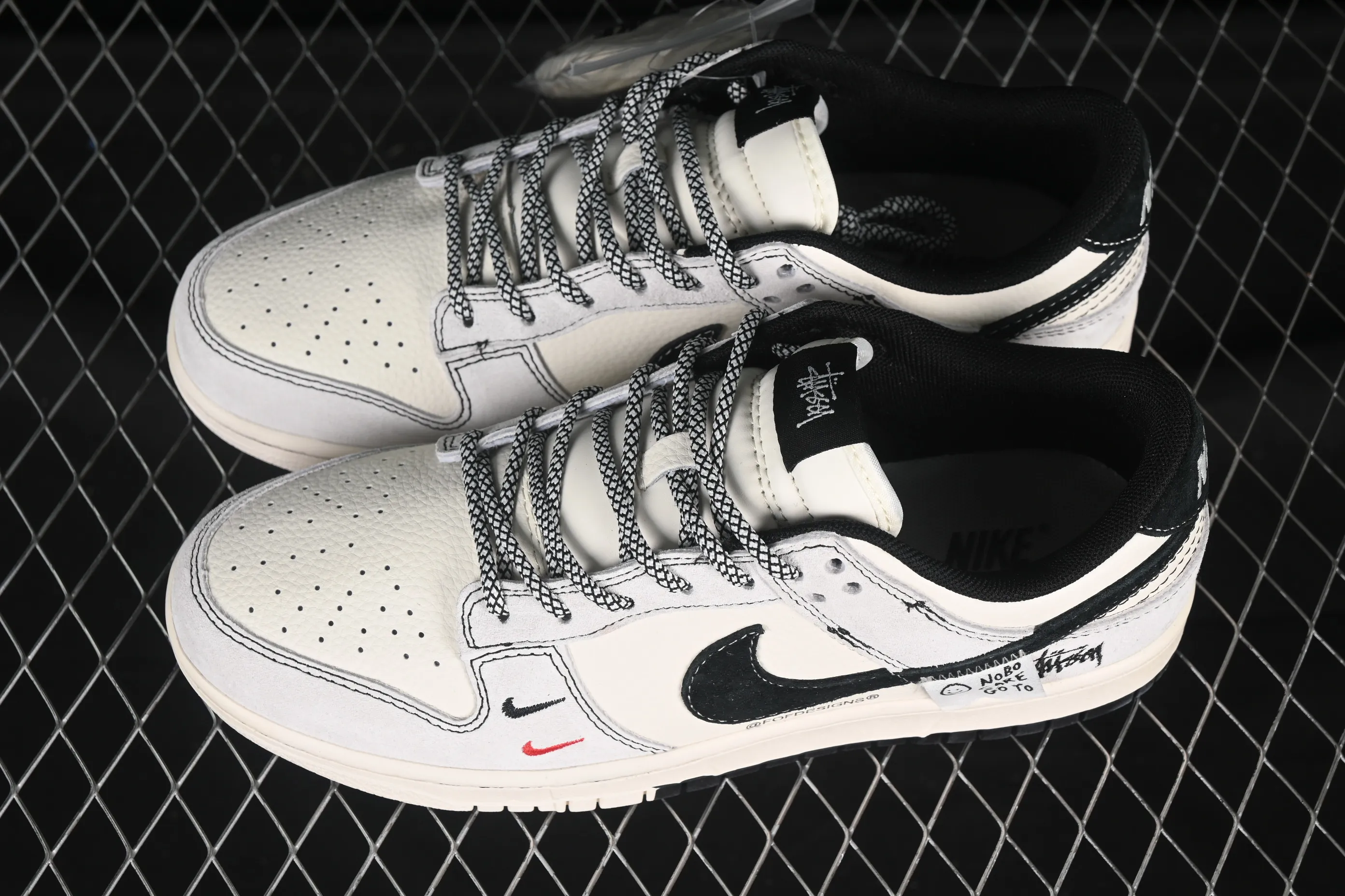 All categories Nk SB Dunk Series Nk SB Dunk Low High-end customized low-top sneakers Nike SB Dunk Low Stussy series Supplementary black hook Anniversary high-end customized low-top casual sneakers YX5066-298